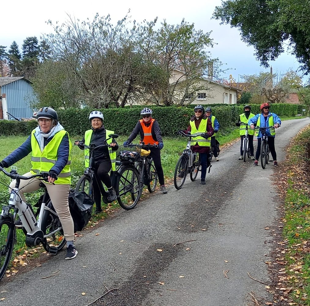 Cyclistes en VAE et gilets haute visibilité