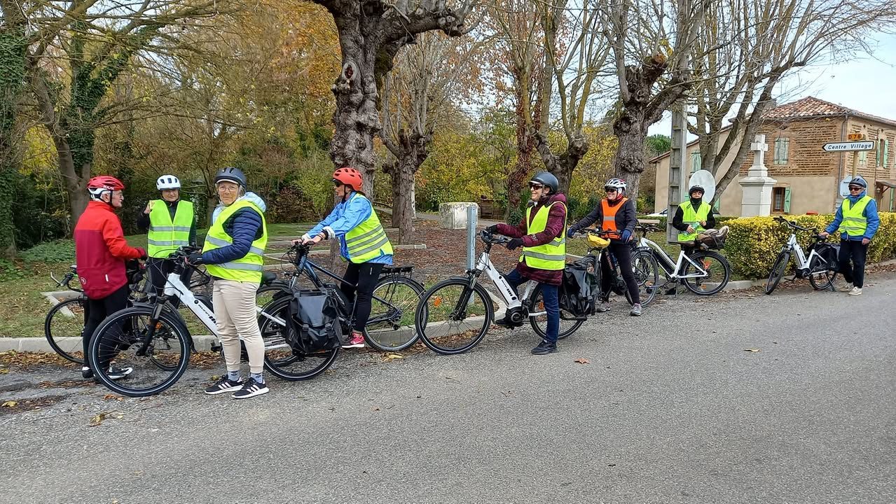 Participants à vélo devant un bâtiment