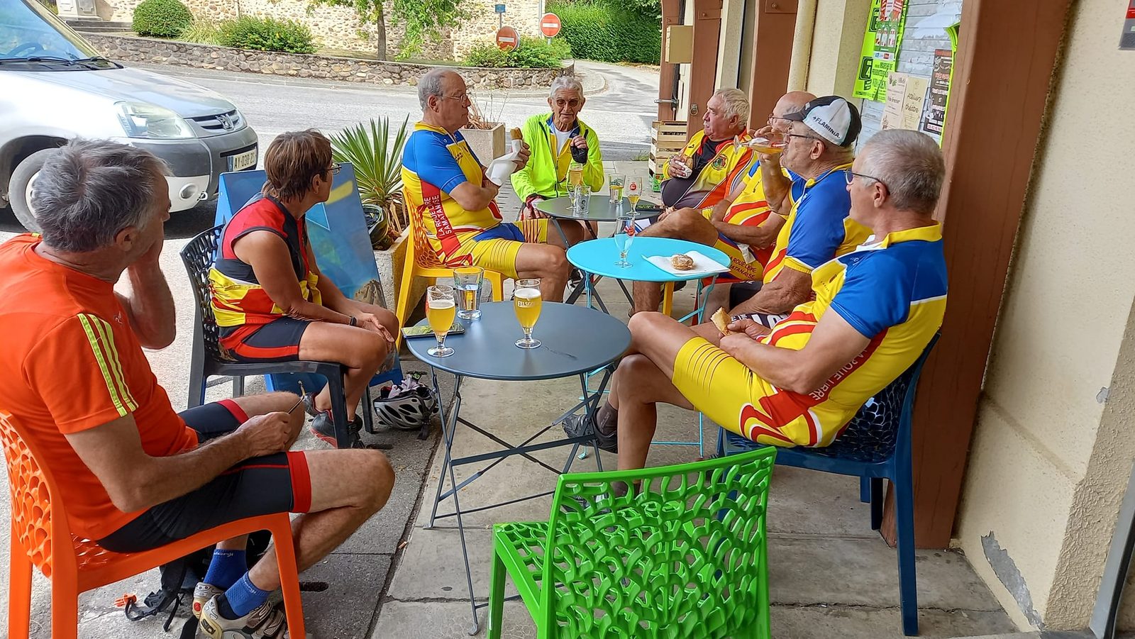Pause conviviale pendant une sortie cycliste