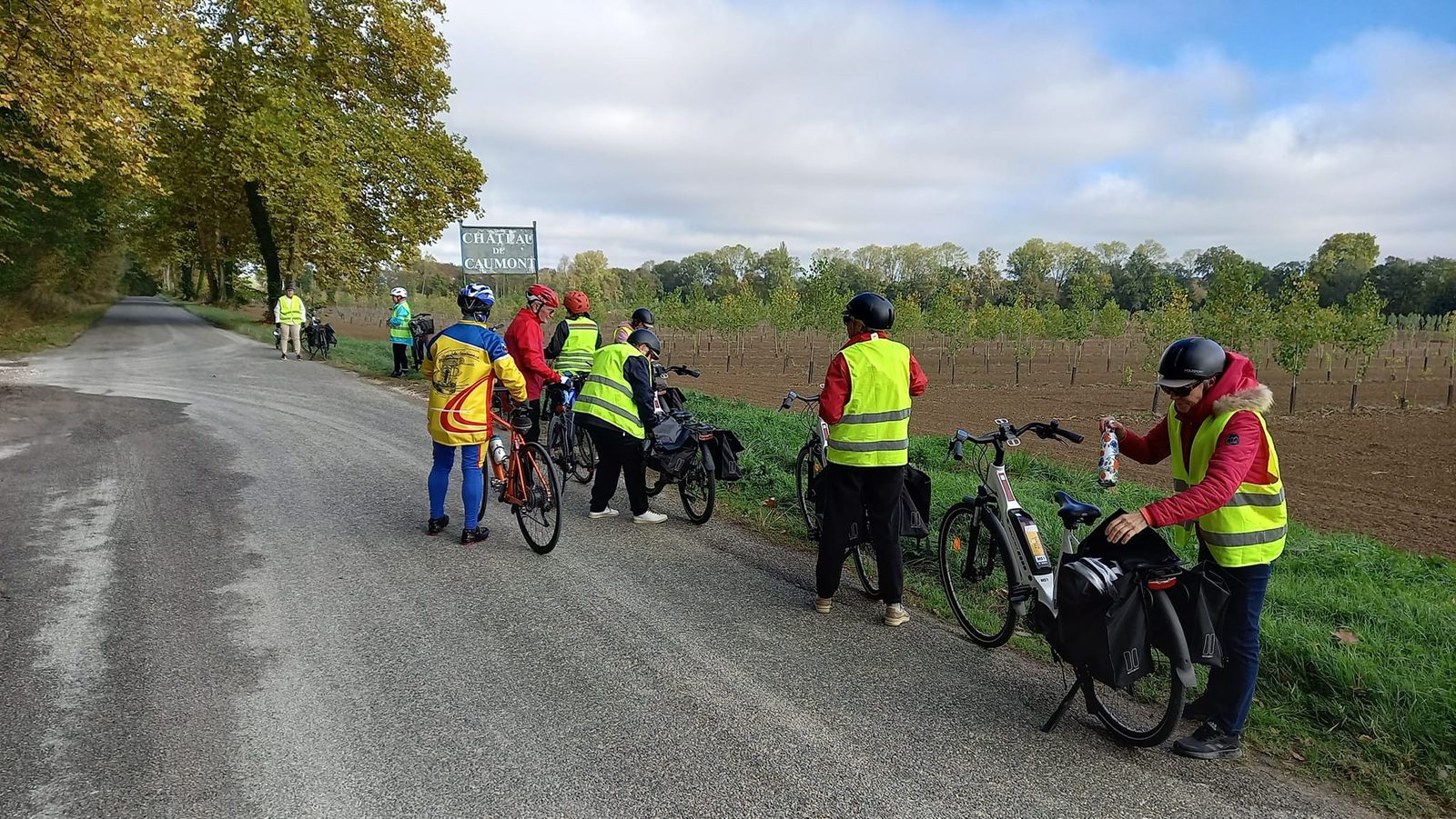 Pause au bord d’une route près des vignes