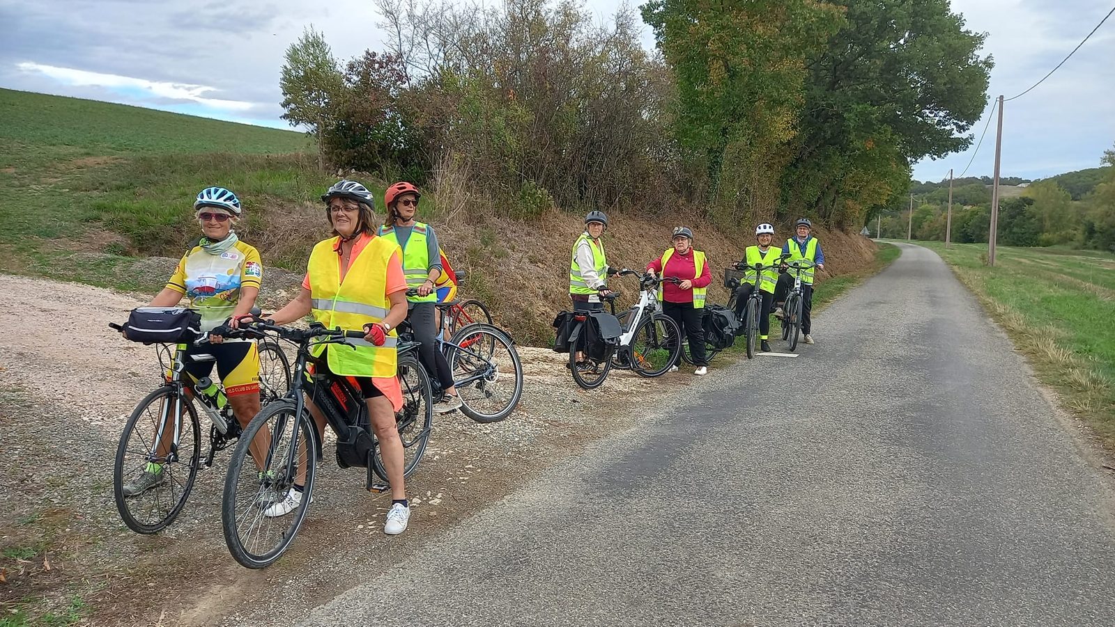 Cyclistes de la Roue Libre Samatanaise sur une route du Gers